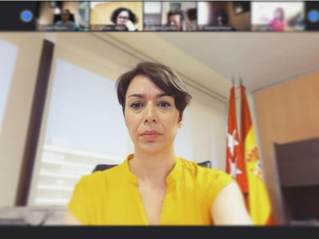 La directora general del Mayor Begoña Cortés en un encuentro telemático con alcaldes de la región.