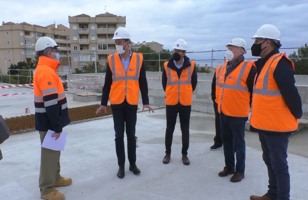 Carlos González, Héctor Díez y Vicente Alberola en las obras del depósito de agua de Arenales del Sol