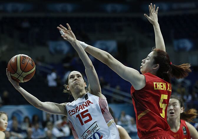 La jugadora china Xiaojia Chen intenta impedir el lanzamiento de la española Anna Cruz