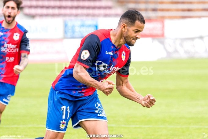 Allyson, nuevo jugador del Compos, celebrando un gol en el Vero Boquete como jugador del Langreo