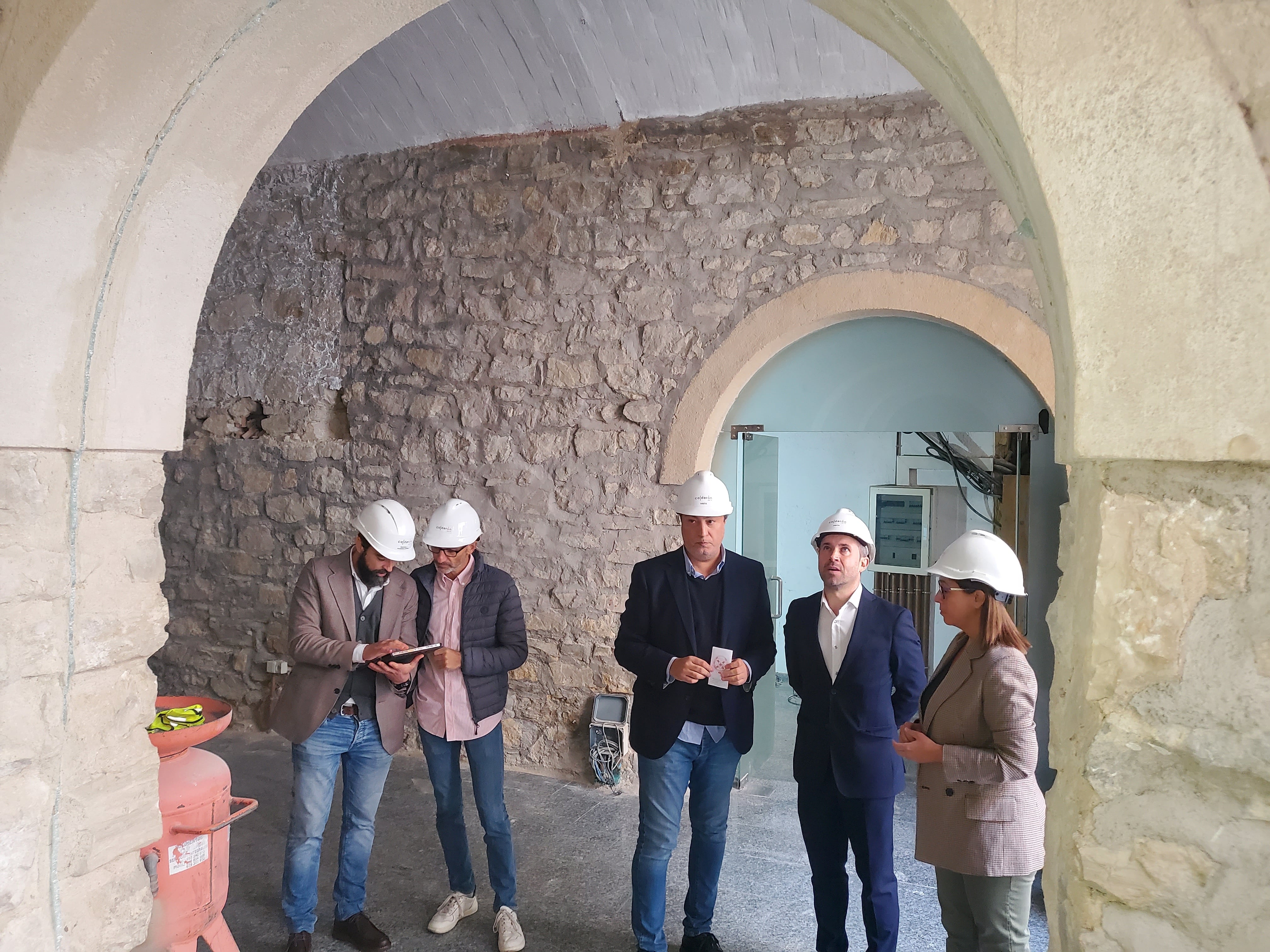 Visita del alcalde a las obras de la futura Oficina de Turismo de Jaén.