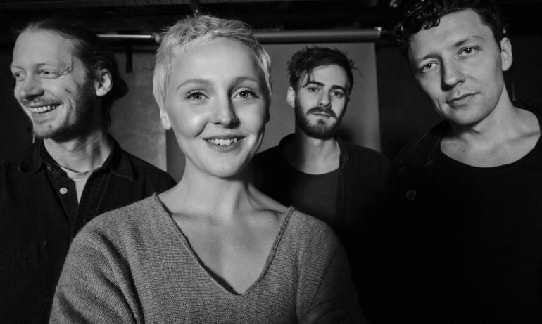 La cantante inglesa Laura Marling junto a los músicos de su banda