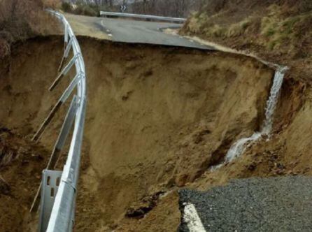 Estado en el que quedó la carretera tras el derrumbe del firme, el pasado mes de Marzo