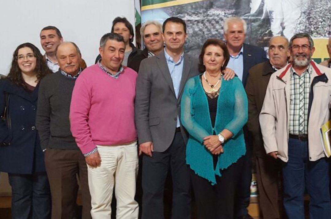 Remedios Peña, rodeada de cargos de su organización agraria, Coag