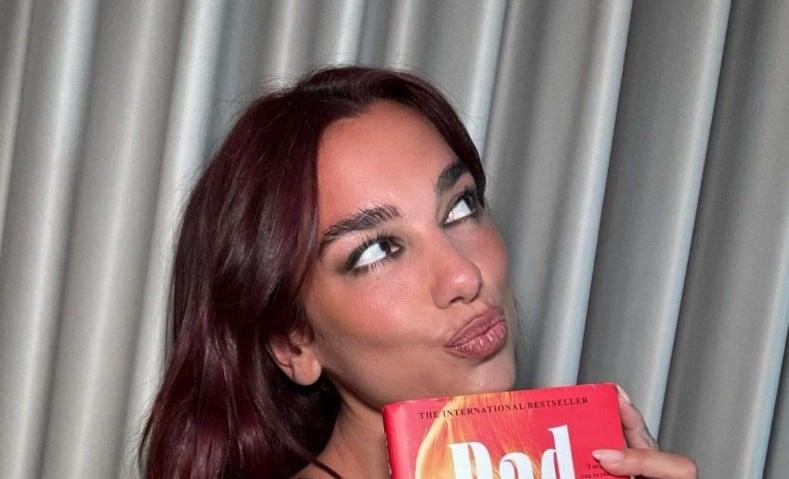 La cantante Dua Lipa con el libro que va a recomendar en su club de lectura.