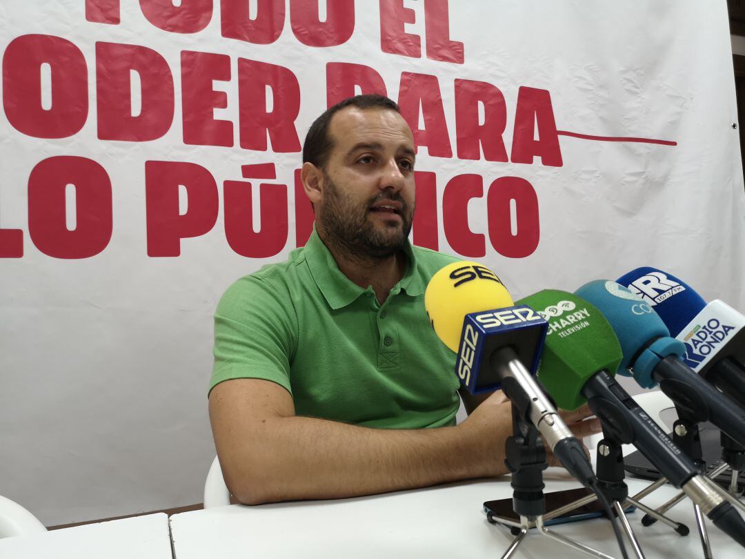 Álvaro Carreño en la sede Izquierda Unida