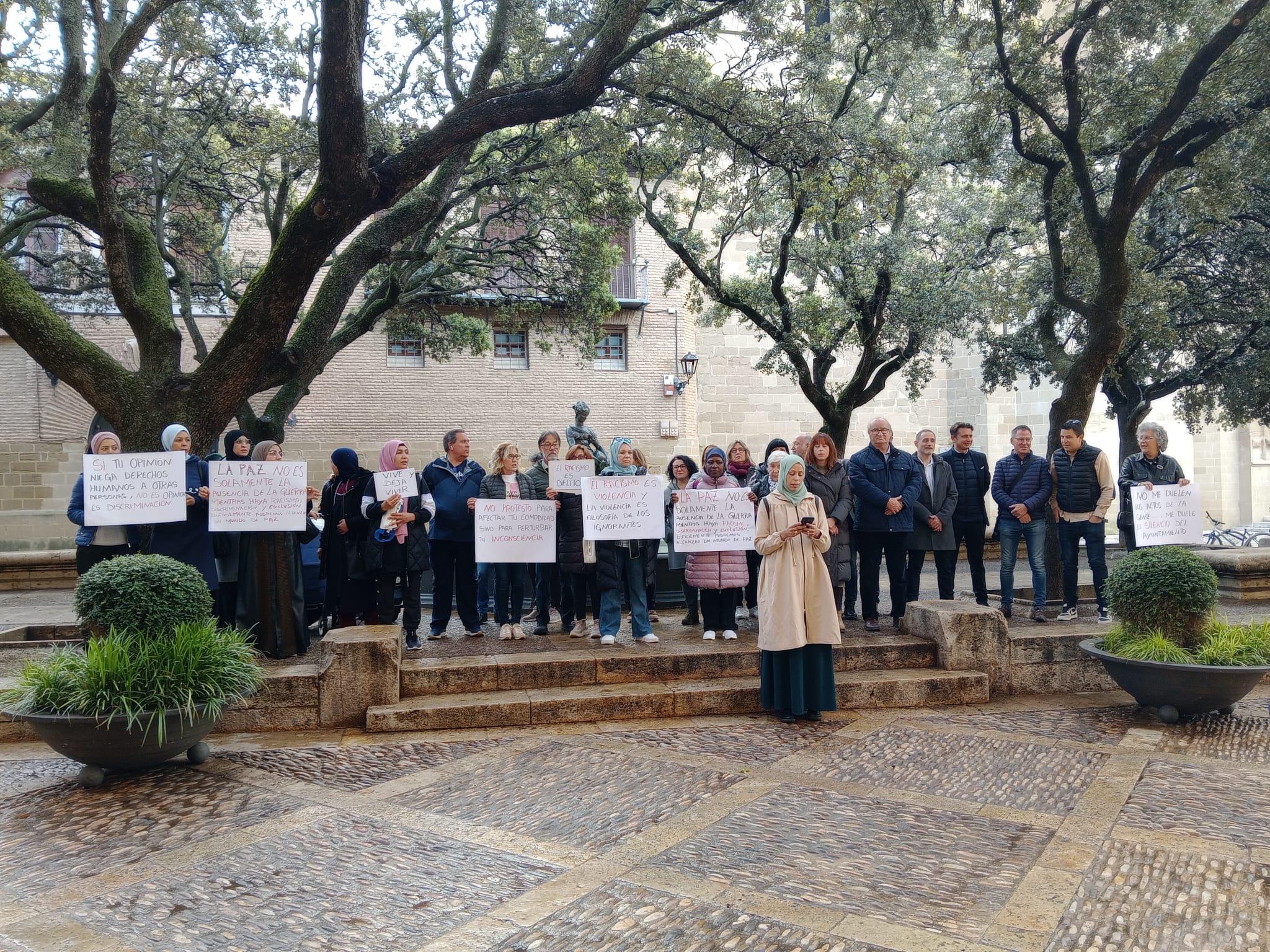 Participantes en la concentración a las puertas del Ayuntamiento de Huesca