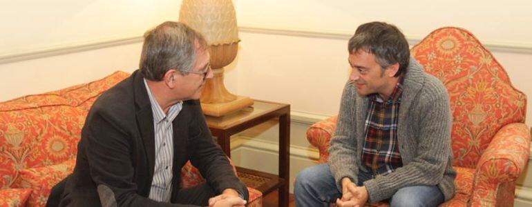 Evencio Ferrero, alcalde de Carballo y Xulio Ferreiro, alcalde de A Coruña, reunidos en María Pita