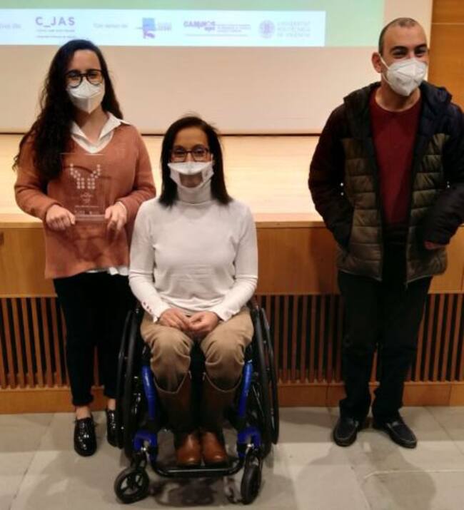 Inés Mira y su hermano, junto a la nadadora Premio Princesa de Asturias, Teresa Perales
