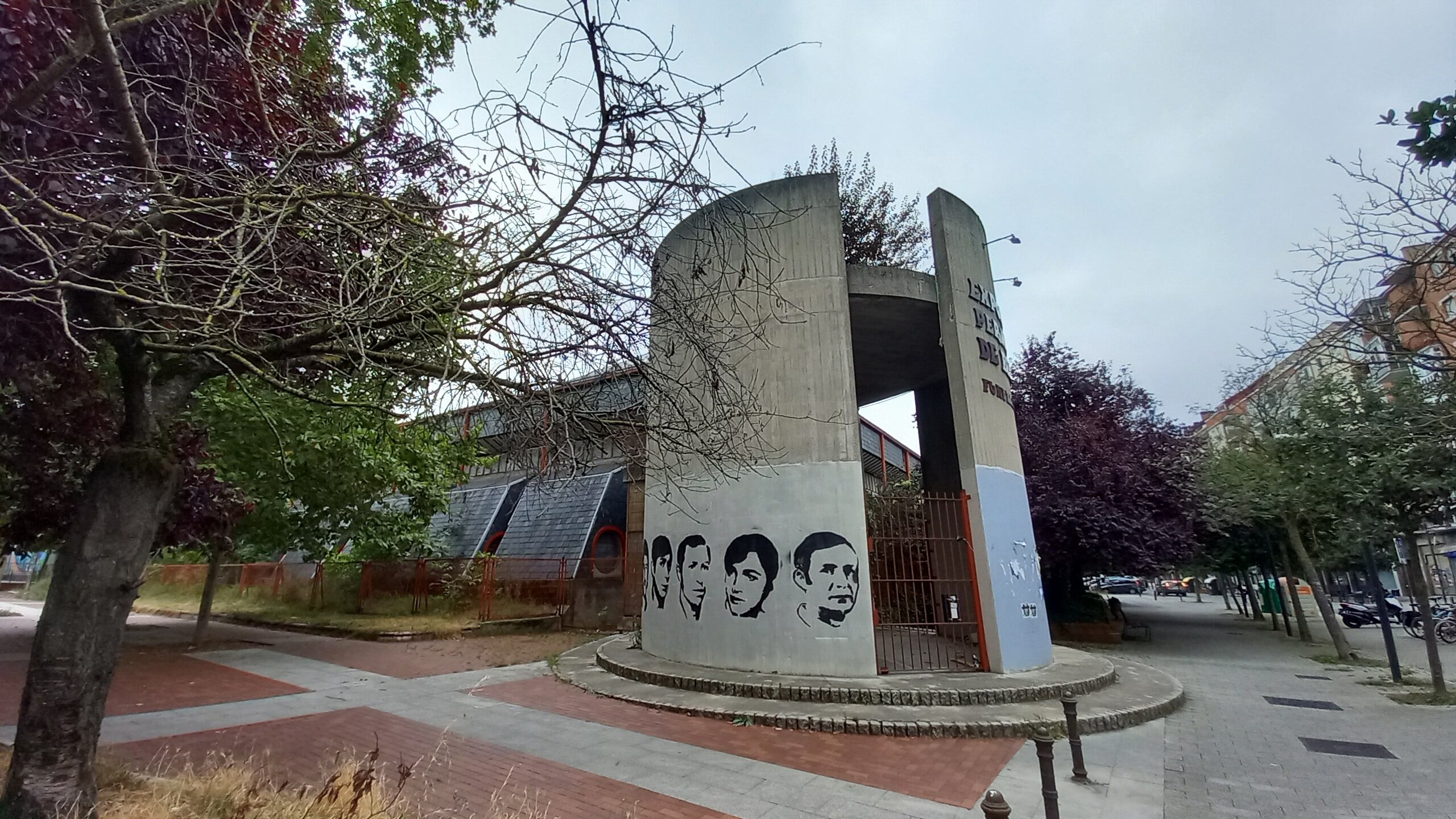 Iglesia de San Francisco de Asis con los retratos de las víctimas del 3 de marzo en primer plano