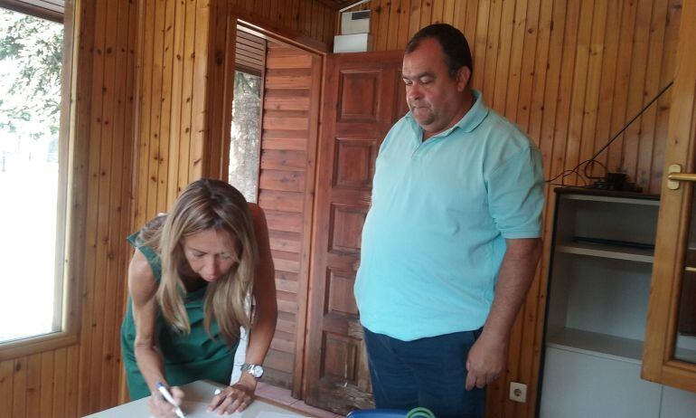 Momento de la firma de la cesión