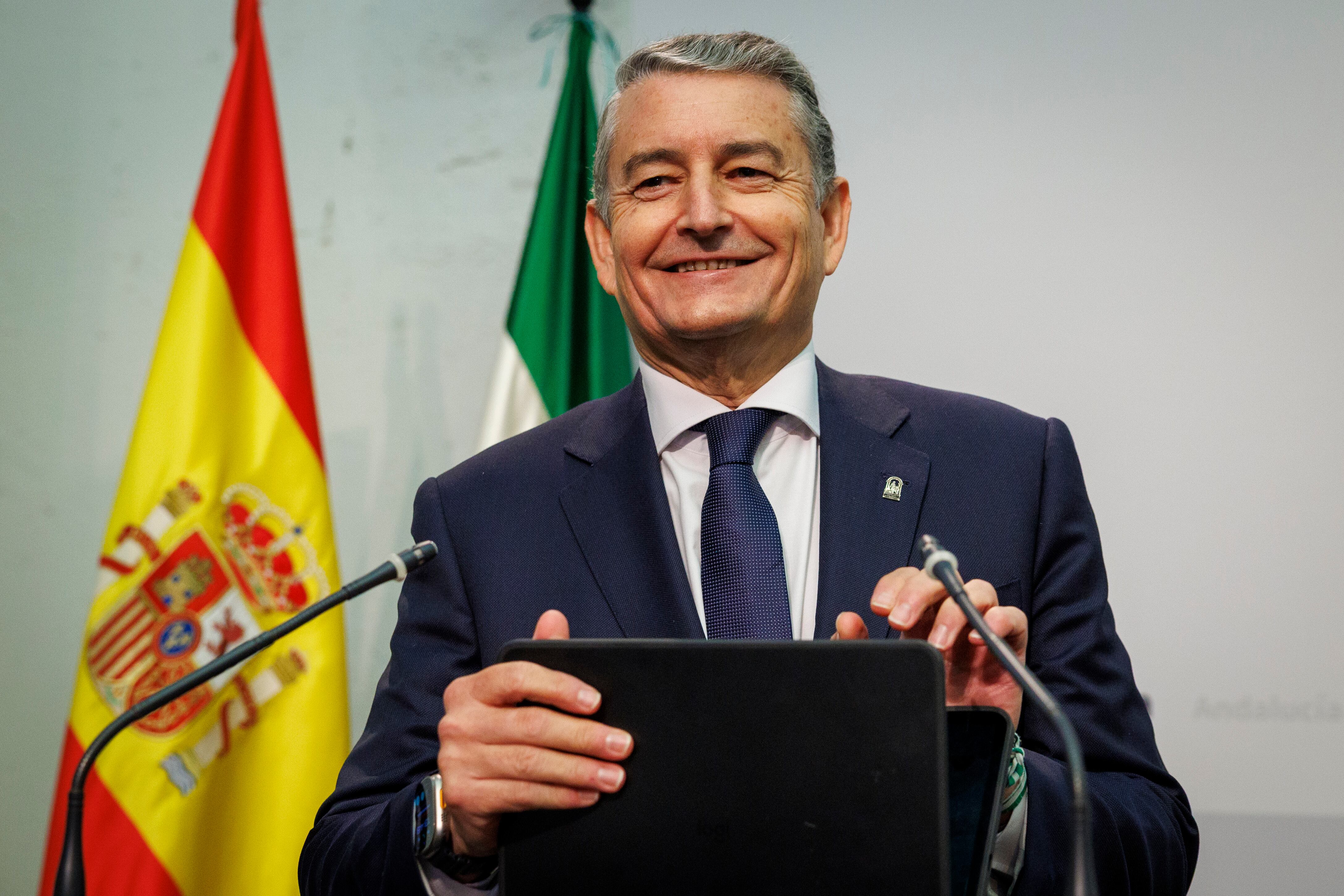 GRAFAND1137. SEVILLA, 15/10/2025.- Antonio Sanz, consejero de Presidencia tras confirmar el presidente de la Junta de Andalucía, Juanma Moreno, que será el nuevo consejero de Sanidad hasta el final de la legislatura, a su llegada a la rueda de prensa posterior a la reunión del Consejo de Gobierno celebrado este miércoles en Sevilla. EFE/Julio Muñoz
