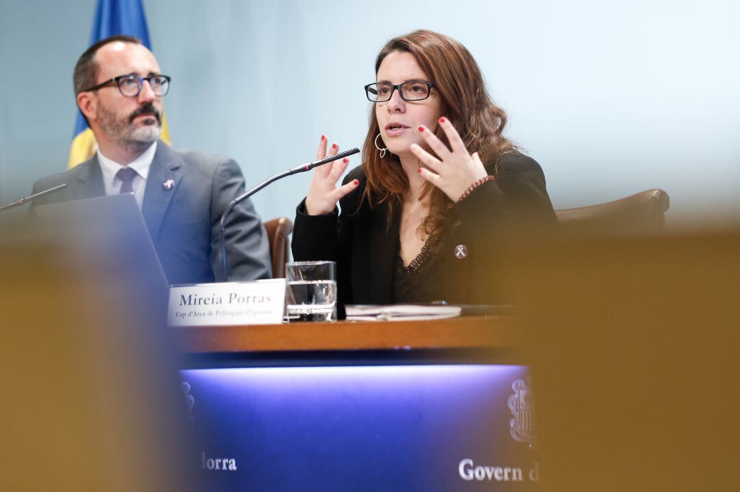 La cap de l'àrea de Polítiques d'Igualtat, Mireia Porras, presenta les dades del servei d'atenció a les víctimes de violència de gènere al costat del ministre d'Afers Socials, Víctor Filloy.