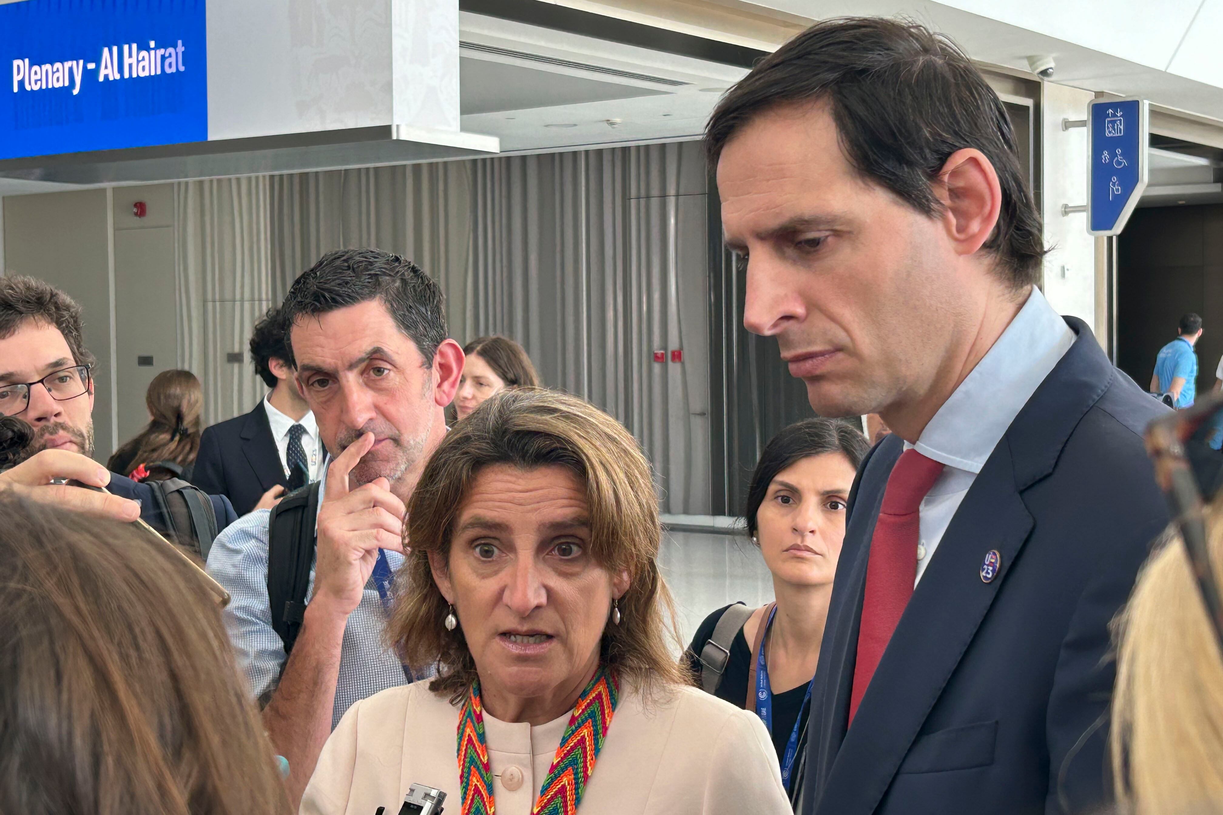 DUBÁI, 09/12/2023.-La ministra de Transición Ecológica, Teresa Ribera, y el comisario europeo de Acción por el Clima, Wopke Hoekstra, antes de su entrada al plenario de la Cumbre del Clima (COP28) en Dubái (Emiratos Árabes Unidos). EFE/Rosa Soto.