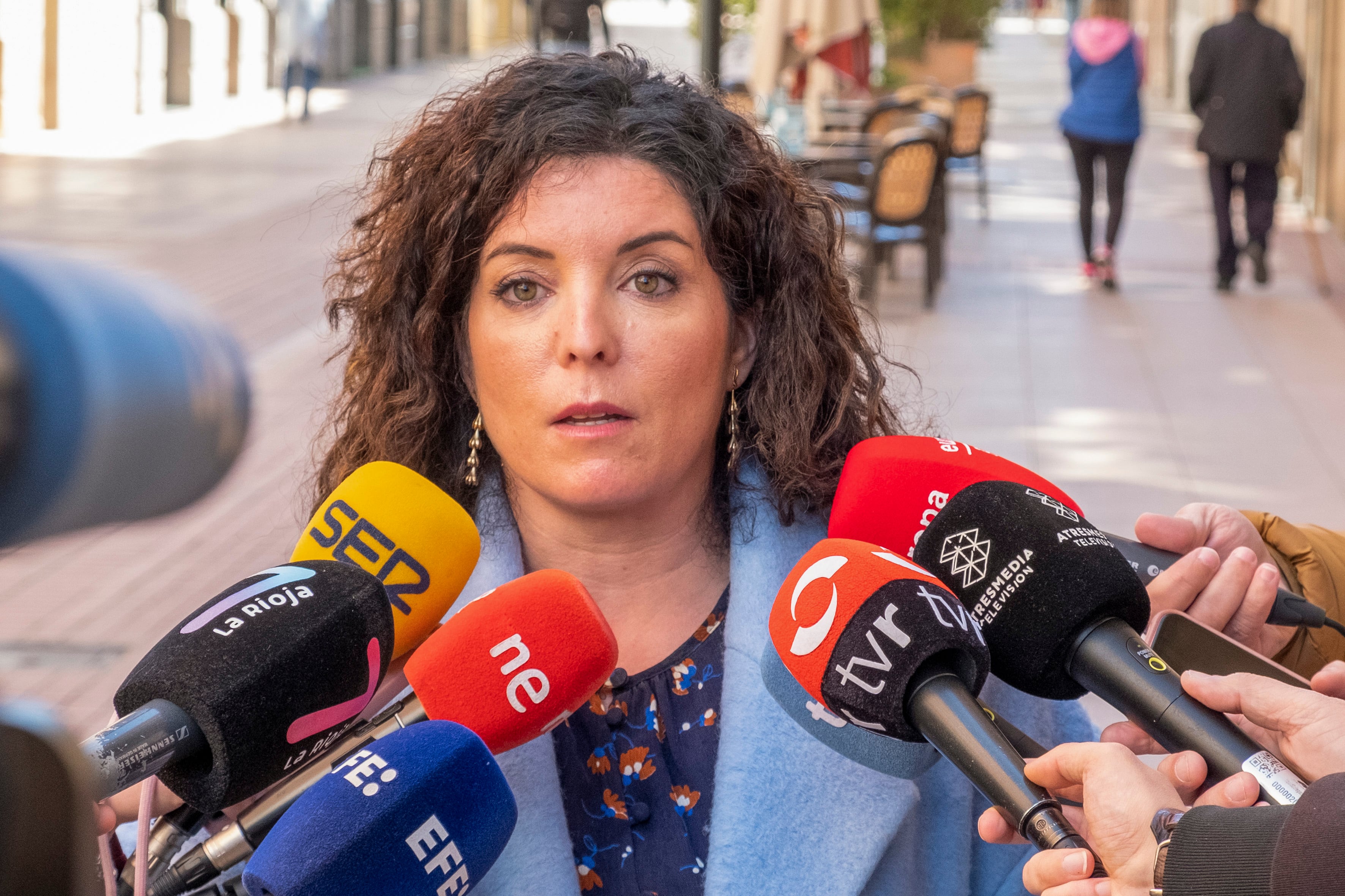 LOGROÑO, 18/4/2023.- Alicia Redondo, abogada de la familia, valora este martes en Logroño la sentencia contra Francisco Javier Almeida por el asesinato con alevosía del niño Álex, de 9 años, el 28 de octubre de 2021 en el municipio riojano de Lardero. EFE/ Fernando Diaz
