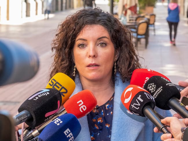 LOGROÑO, 18/4/2023.- Alicia Redondo, abogada de la familia, valora este martes en Logroño la sentencia contra Francisco Javier Almeida por el asesinato con alevosía del niño Álex, de 9 años, el 28 de octubre de 2021 en el municipio riojano de Lardero. EFE/ Fernando Diaz