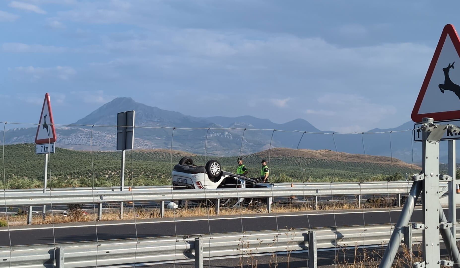 El primero de los vehículos siniestrado, que volcaba en la A-316 a las 15.30h de la tarde de este jueves