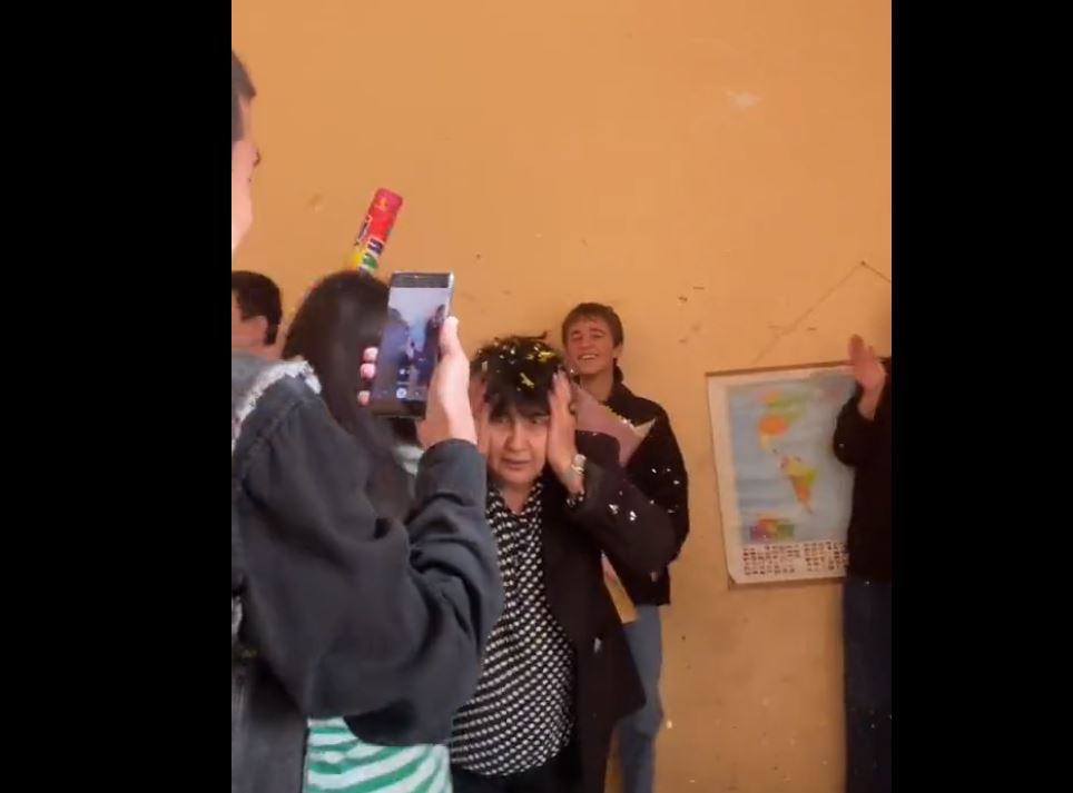 Fingen una pelea para darle una sorpresa a su profesora. Captura