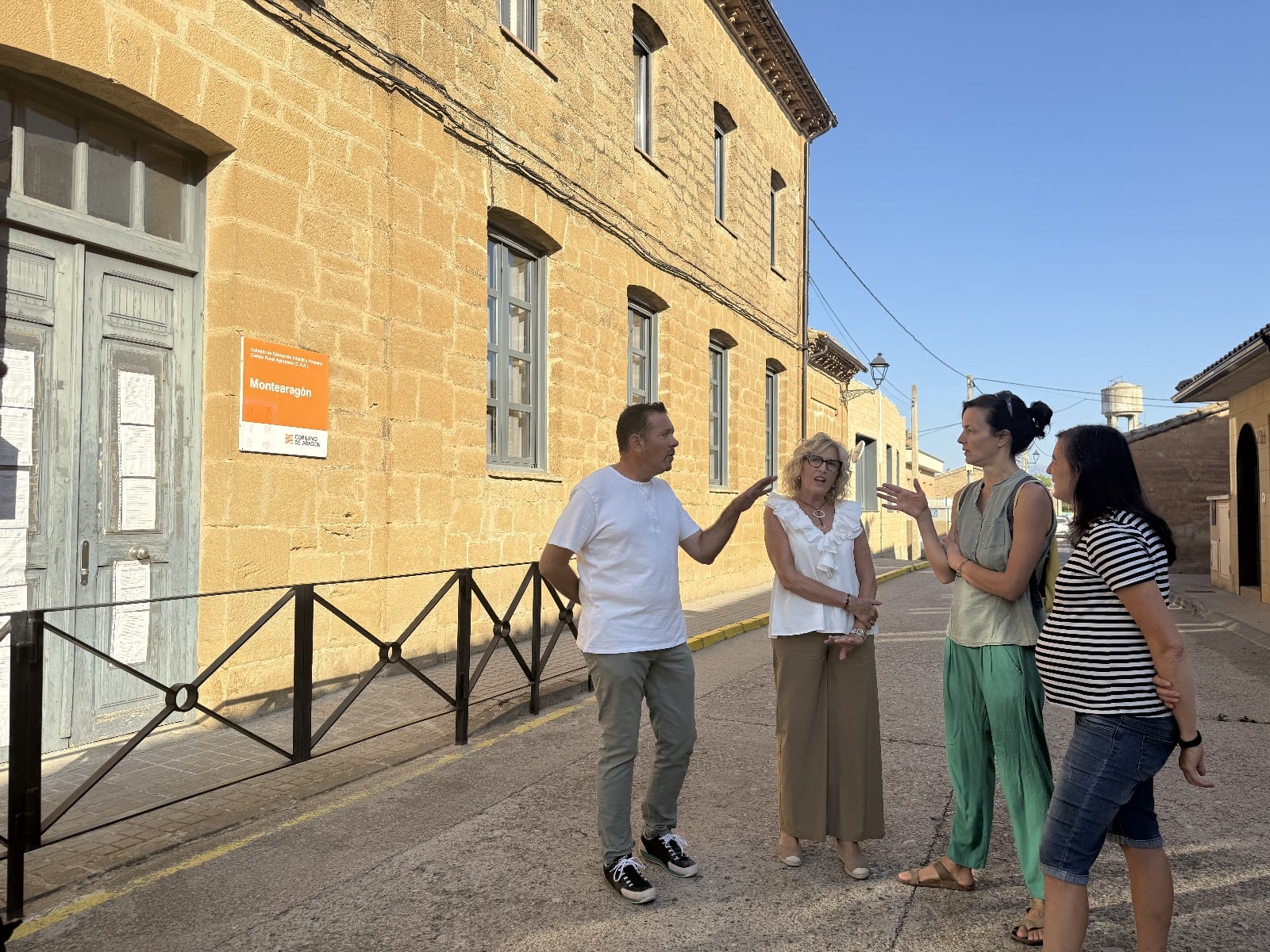 Visita de los socialistas al CRA Montearagón de Siétamo.