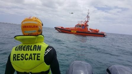 Un voluntario de EMERLAN colaborando en un rescate marítimo.