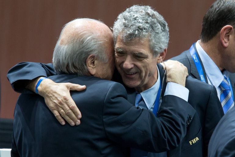 Villar, presidente de la FEF, da un abrazo a Blatter, presidente de la FIFA