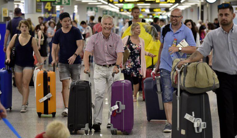 Muchas personas esperan a este lunes para comprar sus billetes de vacaciones o regreso a casa 