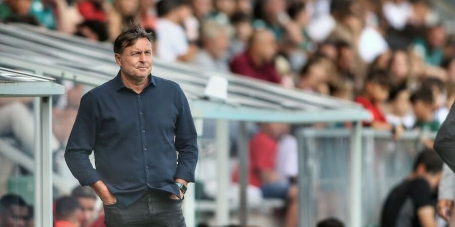 Cristóbal Parralo, entrenador del Racing, durante el partido en A Malata contra el Granada (foto: Mero Barral / Cadena SER)