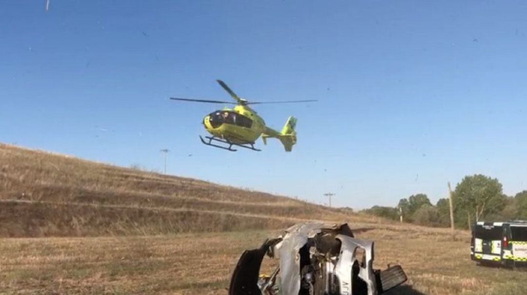 Coche accidentado y asistencias