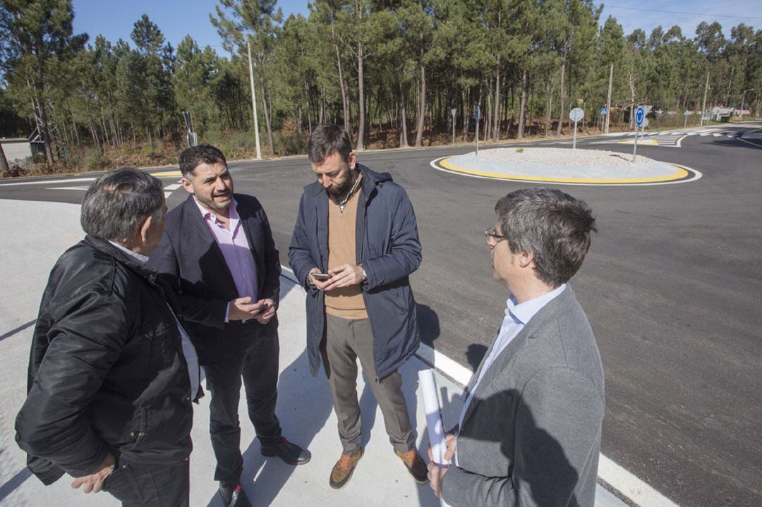 Uxío Benítez, diputado provincial (segundo por la izquierda), y Carlos Vázquez Padínn, alcalde de Tui (segundo por la derecha), visitando las obras en las carreteras provinciales de Caldelas.