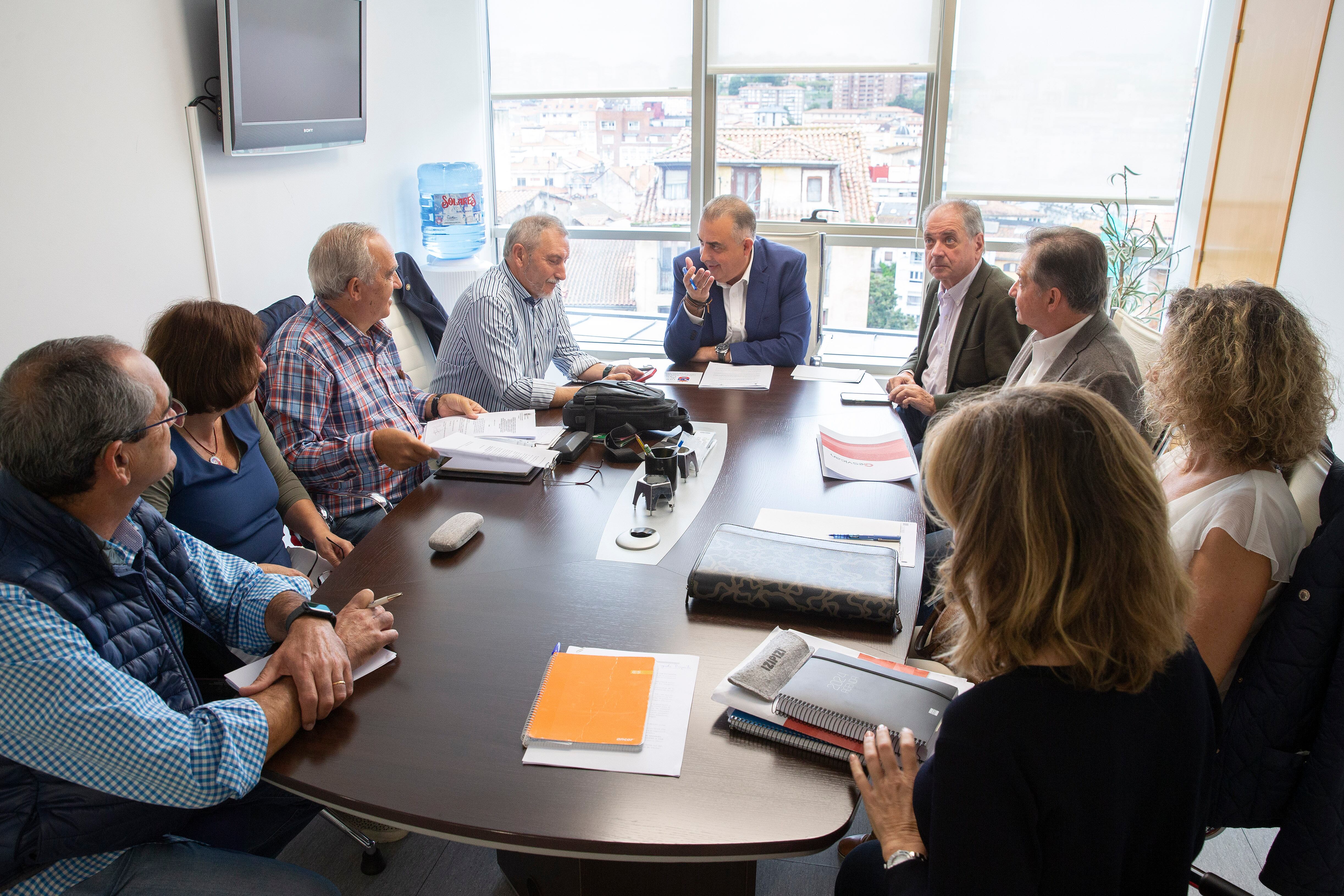 10:30 horas. Despacho del consejeroEl consejero de Fomento, Ordenación del Territorio y Medio Ambiente, Roberto Media, se reúne con la Asociación de Maltratados por la AdministraciónNR9 SEP 24