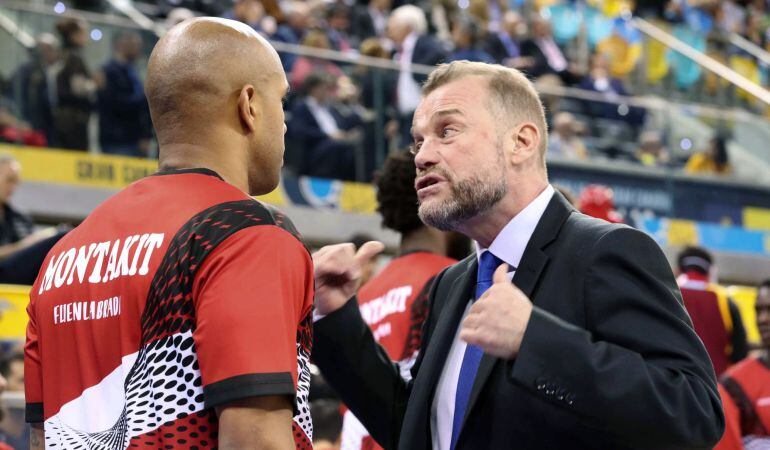 El entrenador del Montakit Fuenlabrada, Néstor García, da instrucciones a un jugador durante el último partido disputado por los fuenlabreños, el de cuartos de final de la Copa del Rey de baloncesto en el Gran Canaria Arena, en Las Palmas de Gran Canaria.