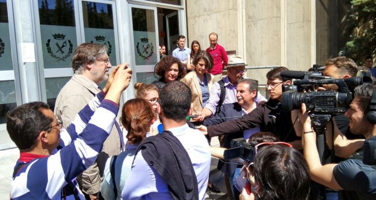 La rectora, Pilar Aranda; el decano de Filosofía y Letras, Pérez Tapias; y compañeros, se concentran en memoria de Mar y condenando la violencia machista