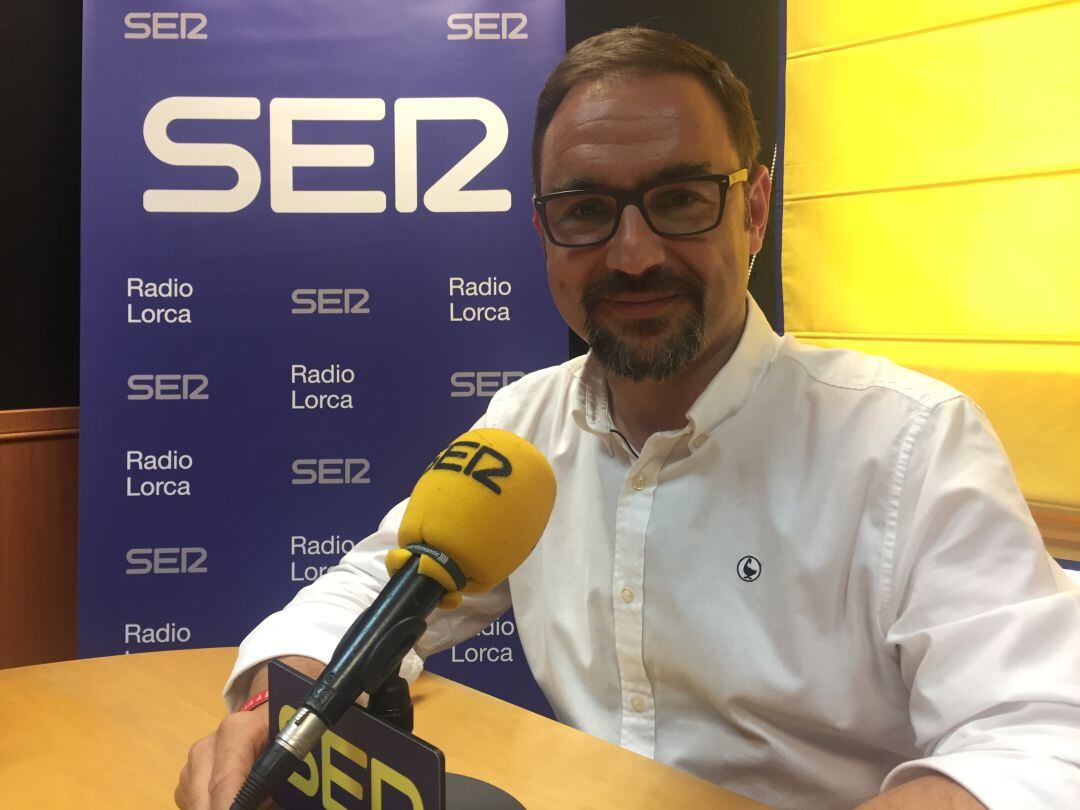 Diego José Mateos, alcalde de Lorca, en los estudios de Radio Lorca-Cadena SER