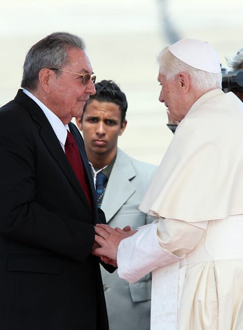 El papa Benedicto XVI saluda al presidente de Cuba, Raúl Castro en el aeropuerto internacional de Santiago de Cuba