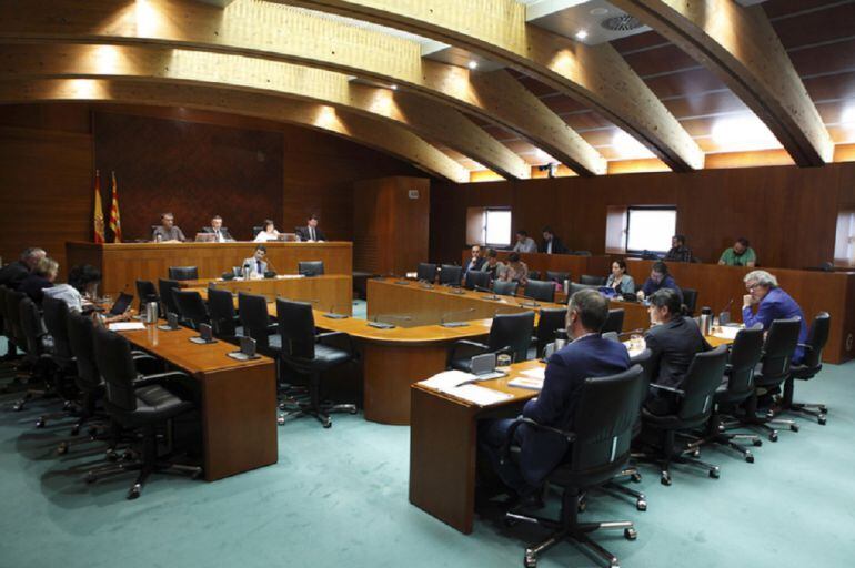 Imagen de archivo de una Comisión de Hacienda en las Cortes de Aragón