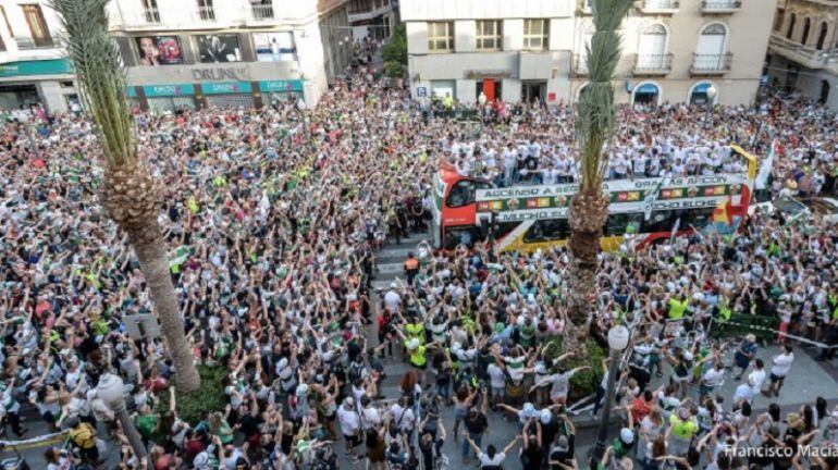 El autobús con los jugadores del Elche a su llegada al Ayuntamiento