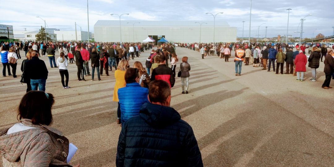 El cribado masivo de Aranda concitó largas colas de personas que voluntariamente se sometieron al test tras esperar varias horas