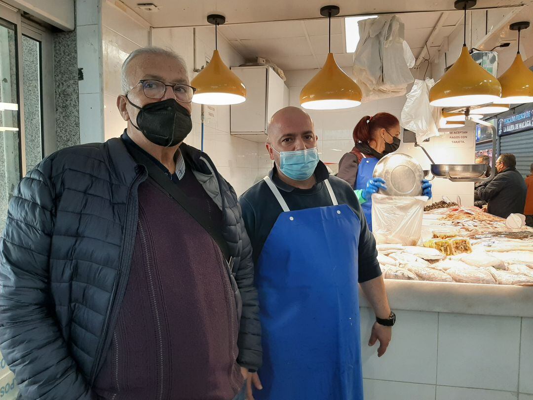 En la imagen Andrés Jiménez y Arturo Rico en el mercado de Huelin