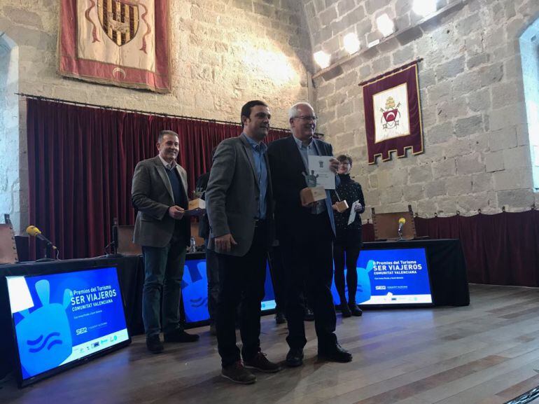 El alcalde de Dénia, Vicent Grimalt recogiendo el premio al Mejor Ayuntamiento por su Promoción Turística de SER Viajeros Comunitat Valenciana. 