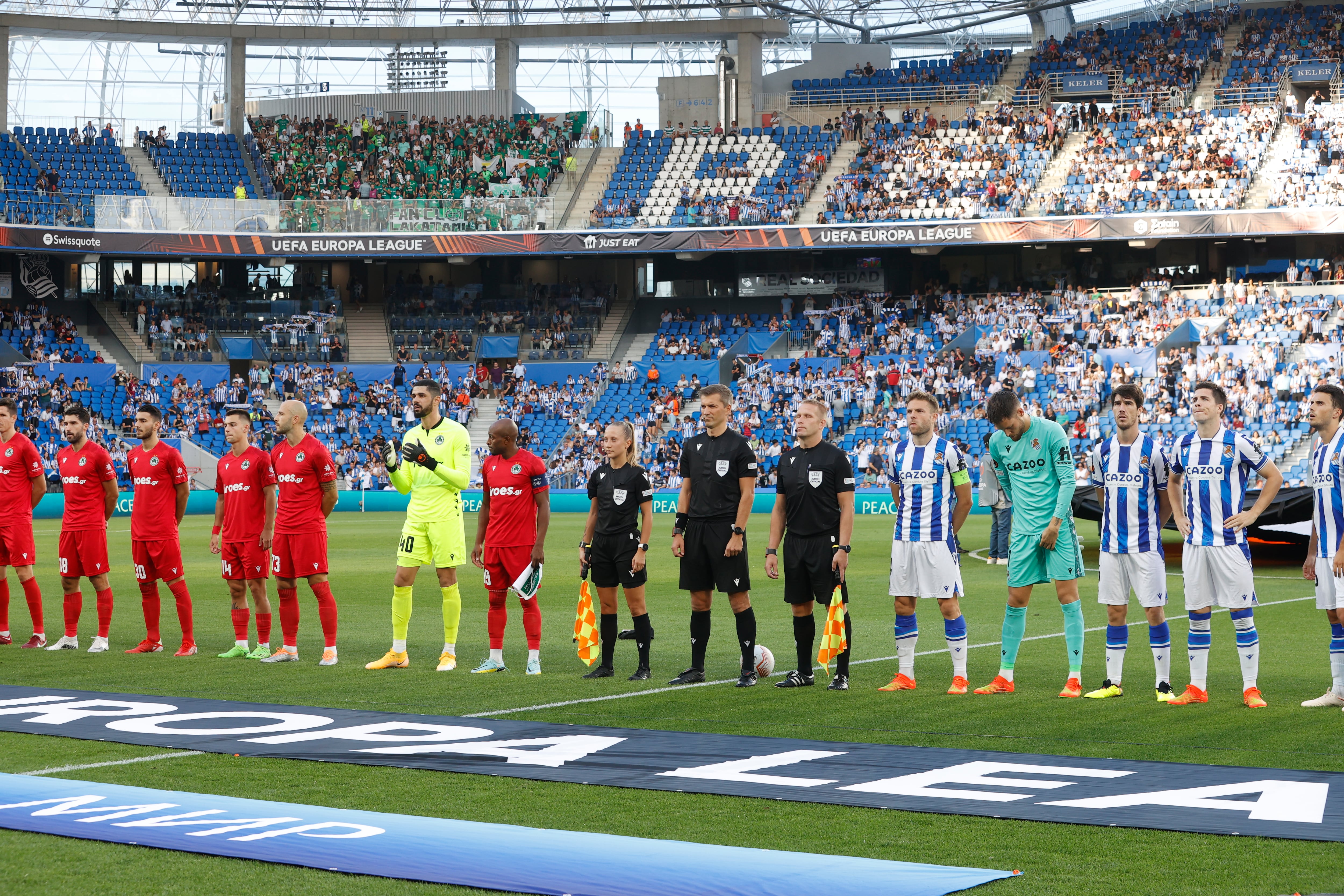 SAN SEBASTIÁN, 15/09/2022.- Los jugadores de la Real Sociedad y del Omonia antes del encuentro de la fase de grupos de la UEFA Liga Europa que Real Sociedad y Omonia disputan hoy jueves en el Reale Arena de San Sebastián. EFE/ Javier Etxezarreta
