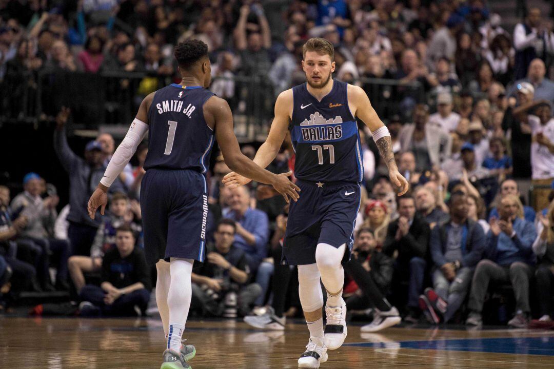 Luka Doncic defiende la camiseta de los Dallas Mavericks en un partido de la Liga Regular.