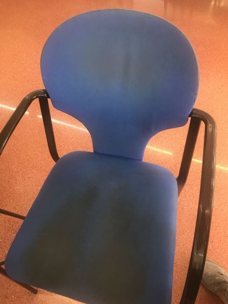El mobiliario de la sala de estudio de la Ficia presenta un desgaste importante en sillas y mesas