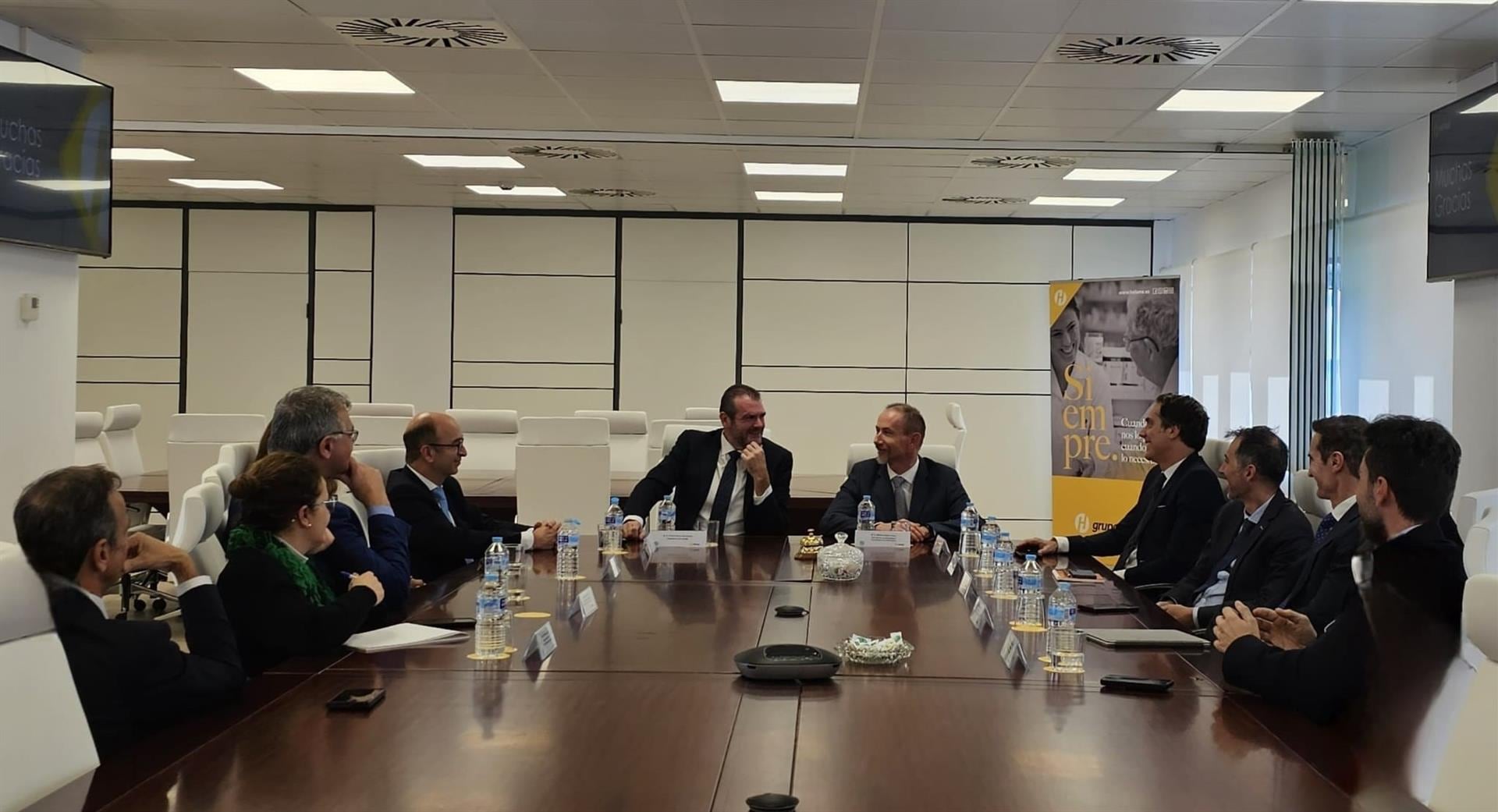 El presidente de Hefame, Enrique Ayuso, y el rector de la UPCT, Mathieu Kessler, en un encuentro junto a miembros de la cooperativa y de la institución docente