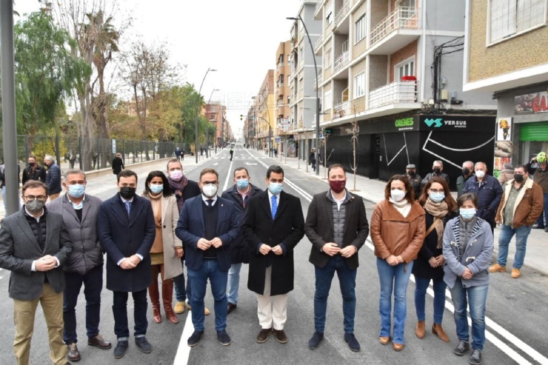 La Avenida Jerónimo Santa Fe de Lorca reabre al tráfico tras su remodelación integral.