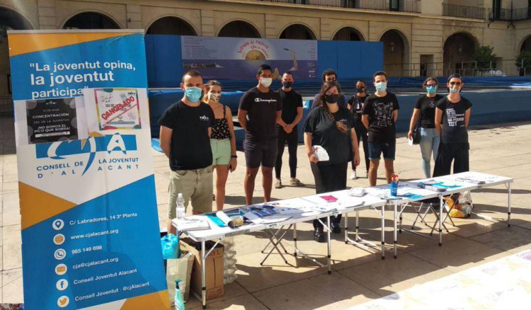 El Consell de la Joventut d'Alacant en una concentración a las puertas del Ayuntamiento de Alicante