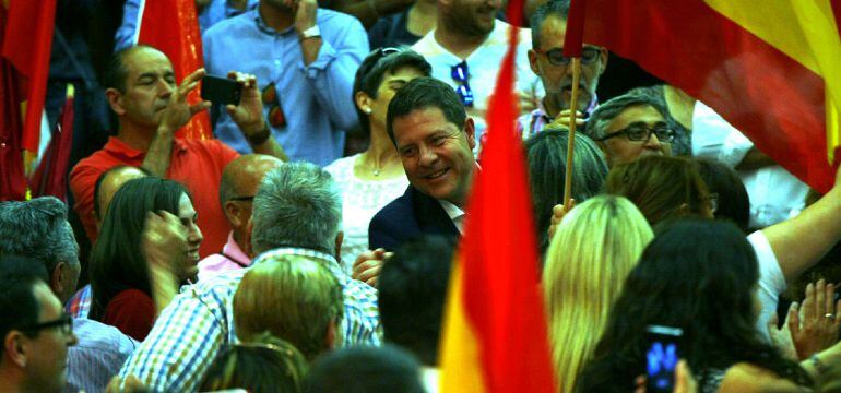 García Page saiuda a algunos asistentes a su mitin de este domingo en Toledo
