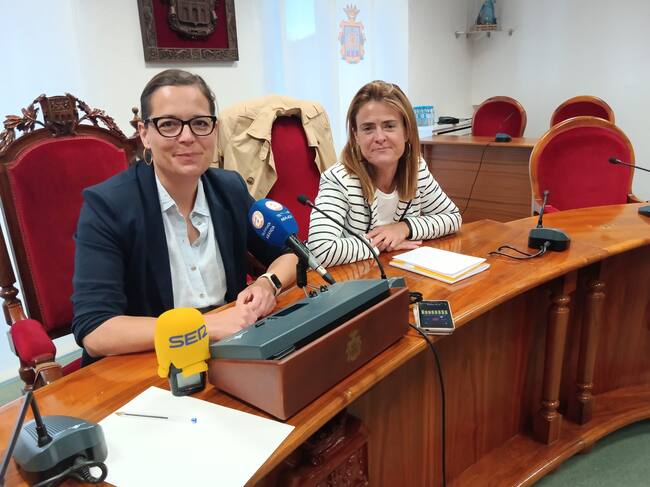 Las ediles Olga Maderuelo (izq) y Cristina Valderas presentaron el Premio de Honor de los Envero en el salón de plenos
