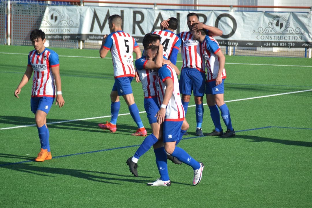 El Jávea celebrando el tanto de Alvaro.