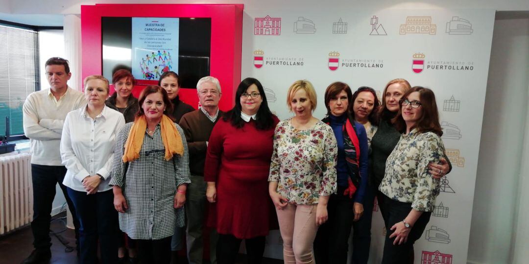Gloria Mohedano ( centro ) acompañada de representantes de colectivos incluídos en el Consejo Local de la Discapacidad
