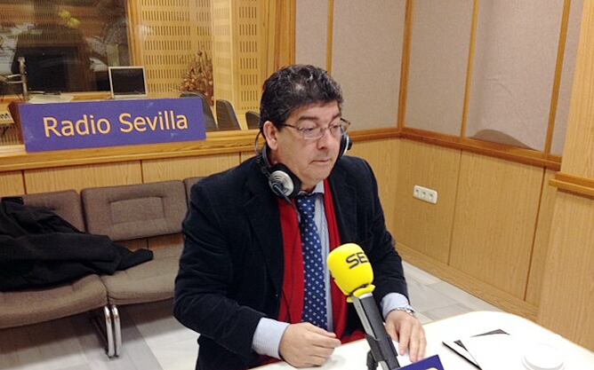 El vicepresidente del Gobierno andaluz y consejero de Administración Local y Relaciones Institucionales, Diego Valderas, en los estudios de Radio Sevilla